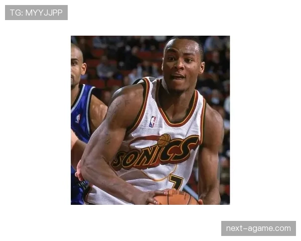 拉沙德·刘易斯无球跑动提升三分命中率拉开球队进攻空间